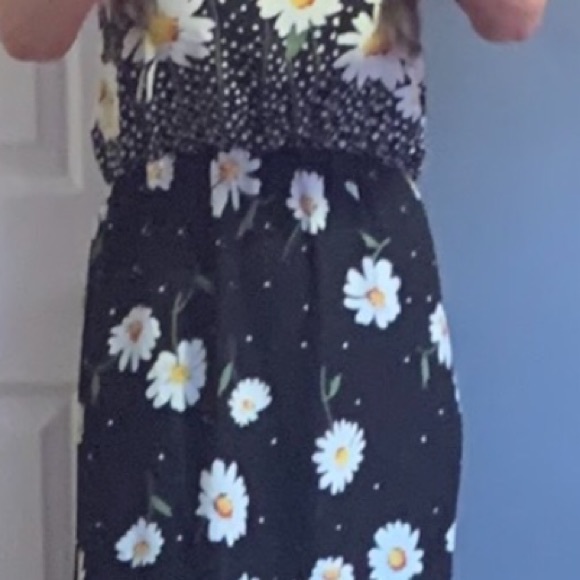❌DONATED❌Black Daisy Floral Print Spaghetti Strap Lined Maxi Dress - Picture 6 of 11
